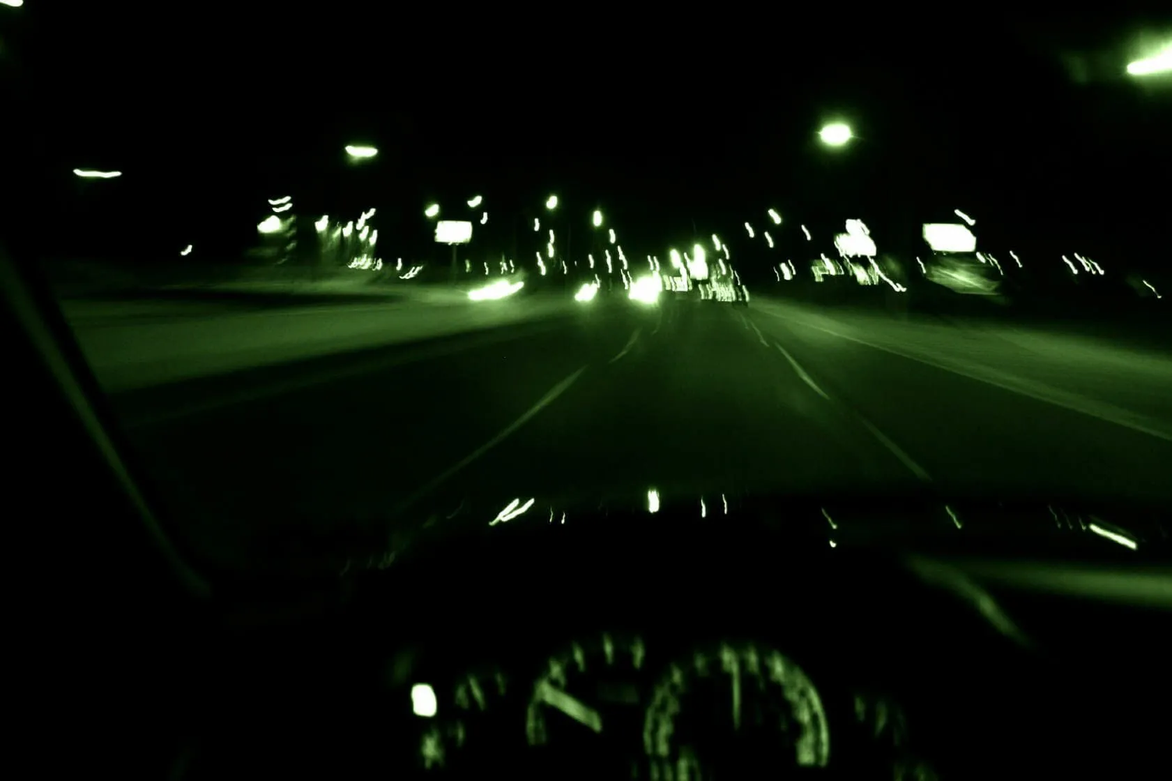 Abogados de accidentes por fatiga en Texas 1 Blurry green tint image of driving