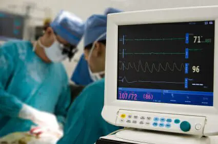 Monitoring with cardiogram in operation room