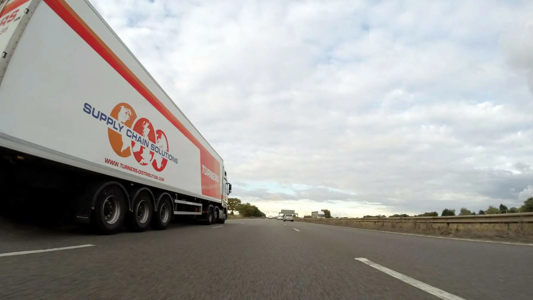 Side shot of Supply Chain Solutions 18-wheeler truck