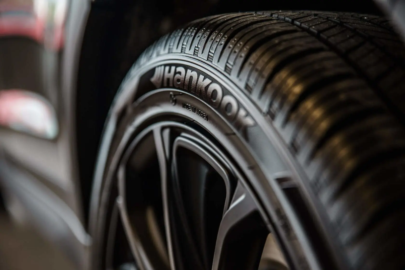 How to Identify Tire Defects and Prevent Tire Tread Separation 1 Close-up of tire